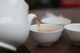 你是谁的茶，在等哪杯水？