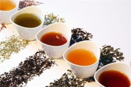 茶分六色之类，为什么青茶又名乌龙茶？