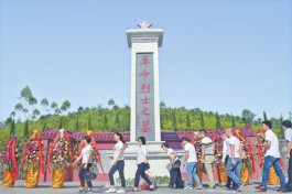 瞻仰烈士陵园