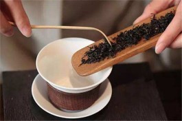 纳西族人的古老茶饮习俗：龙虎斗