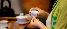 泡茶留下的茶垢应该怎么处理？