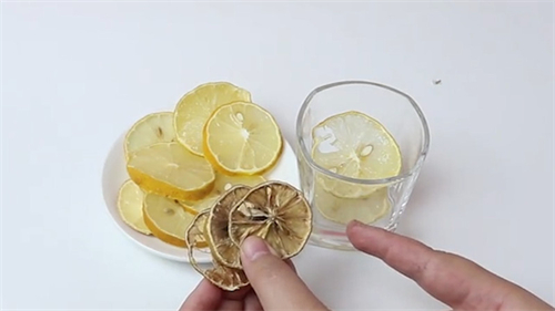 干柠檬片怎么泡柠檬水（干柠檬片泡水的正确泡法）