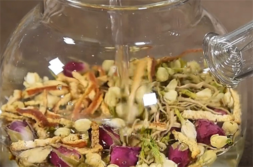 玫瑰花茶的功效与作用 玫瑰花茶的正确泡法